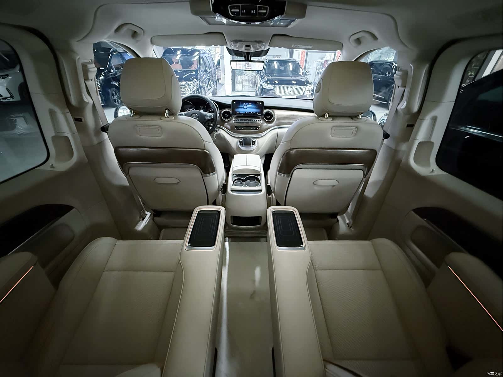 Mercedes-Benz V-Class, 2024 9