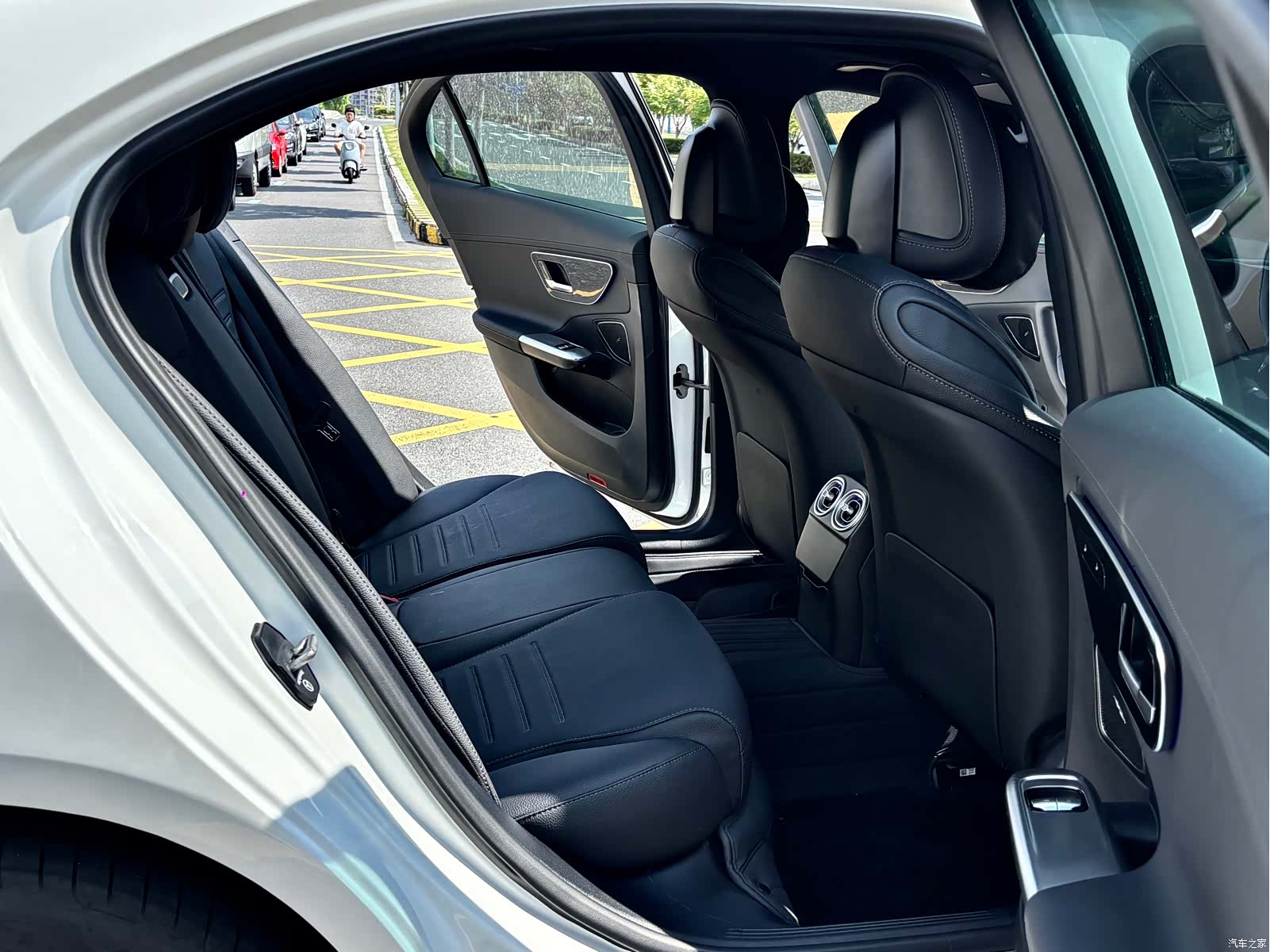 Mercedes-Benz C-Class, 2025 11