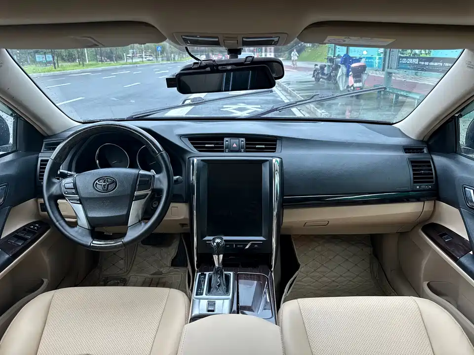 Toyota Reiz