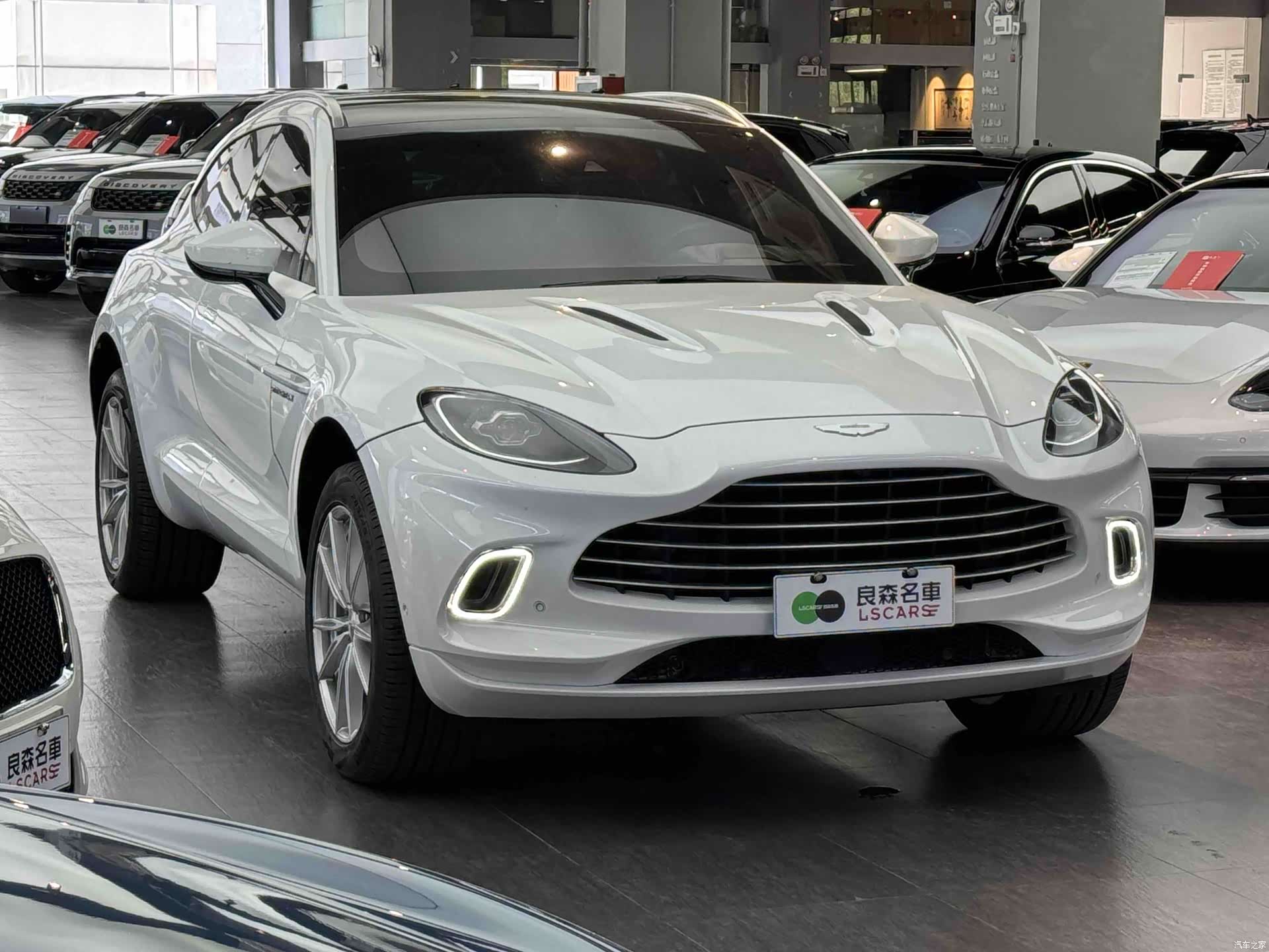 Aston Martin DBX, 2022 3