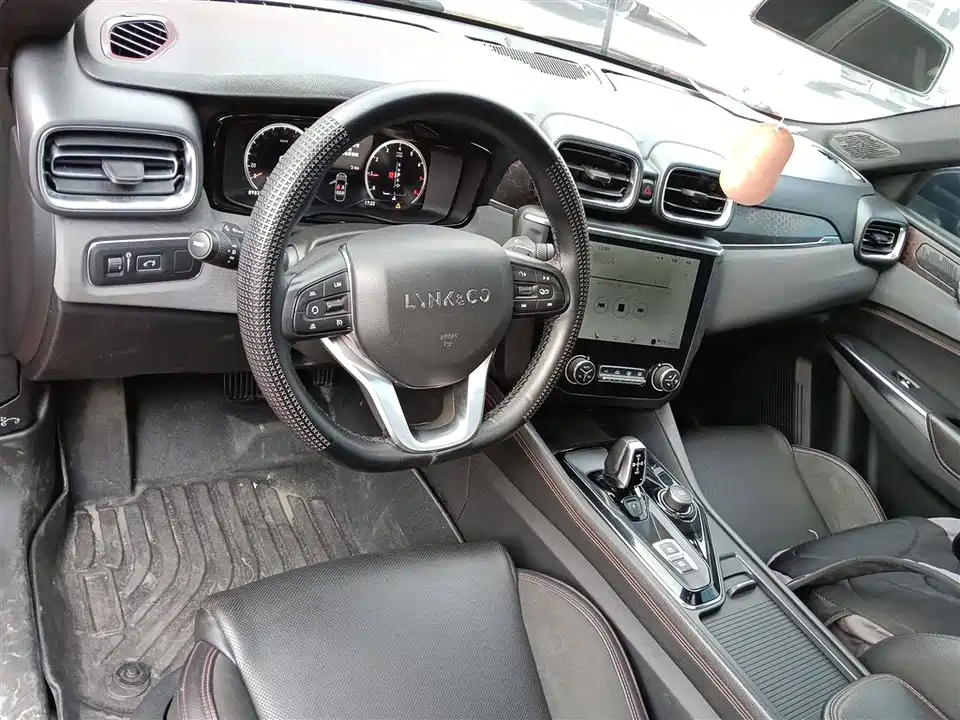 Lynk & Co 03
