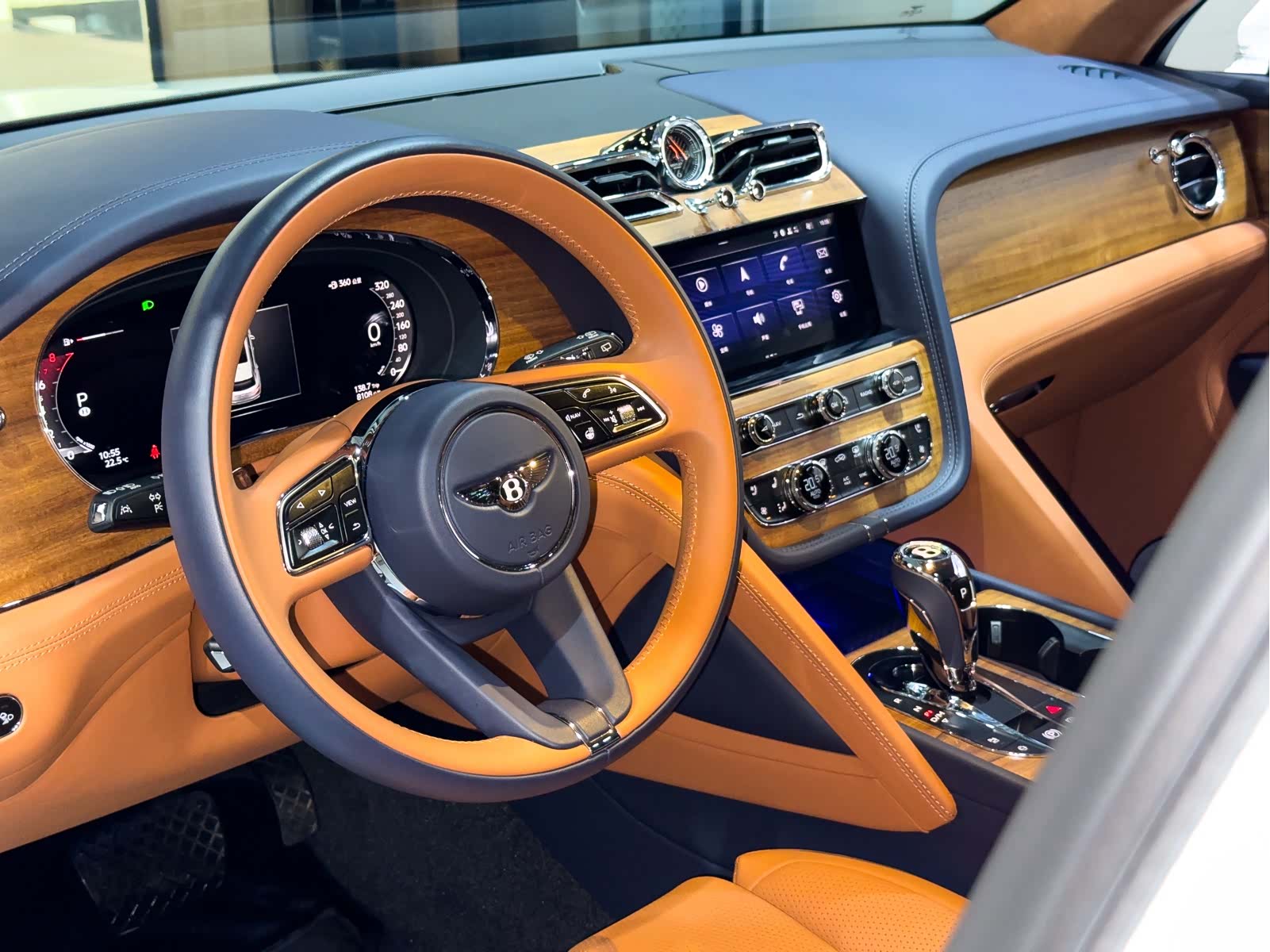 Bentley Bentayga, 2025 11