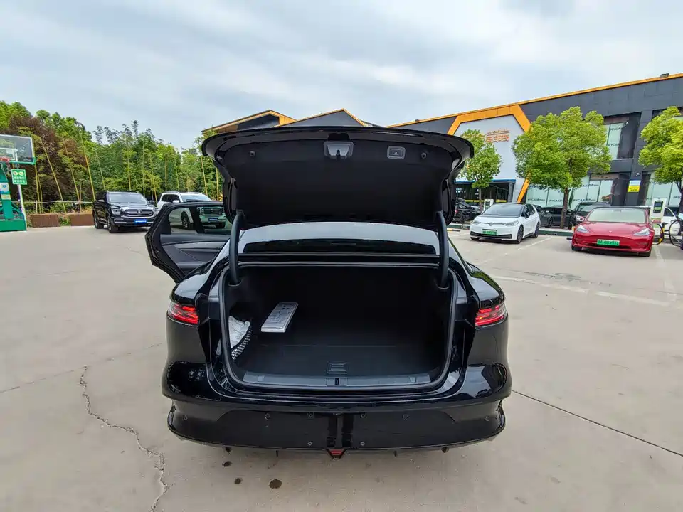 VOYAH Lantu chasing light