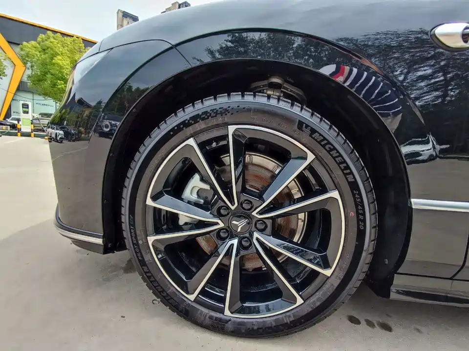 VOYAH Lantu chasing light