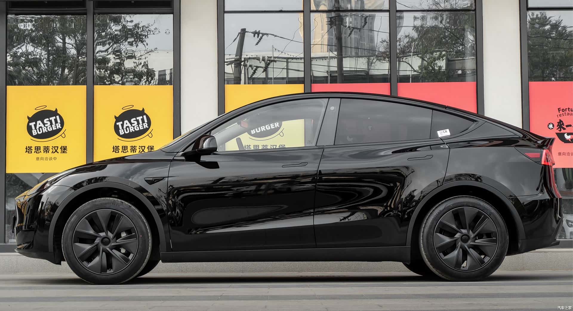 Tesla Model Y, 2023 4