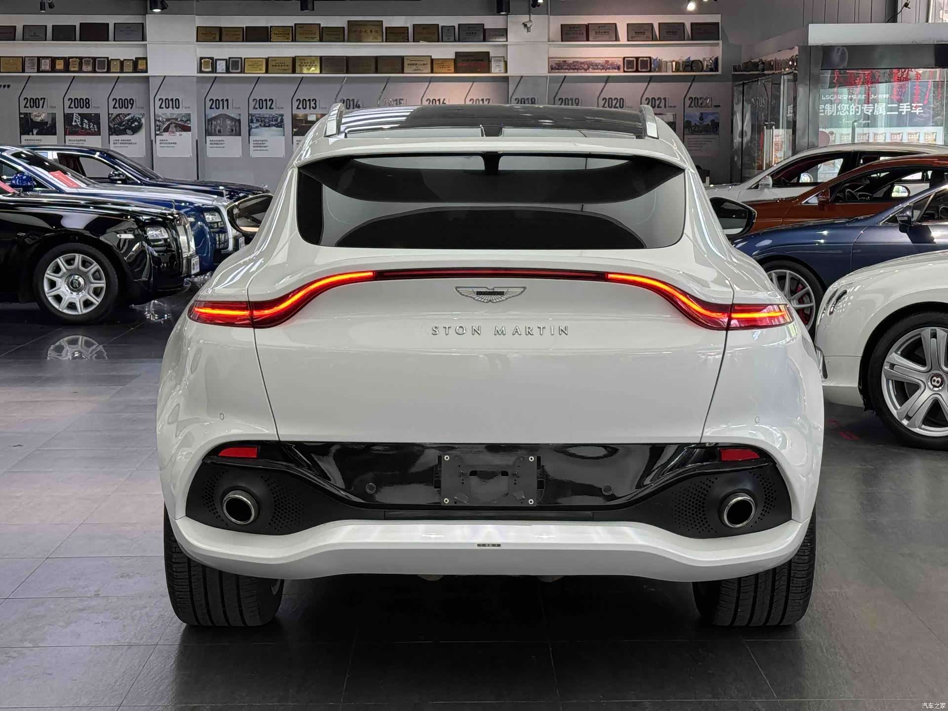 Aston Martin DBX, 2022 все фото