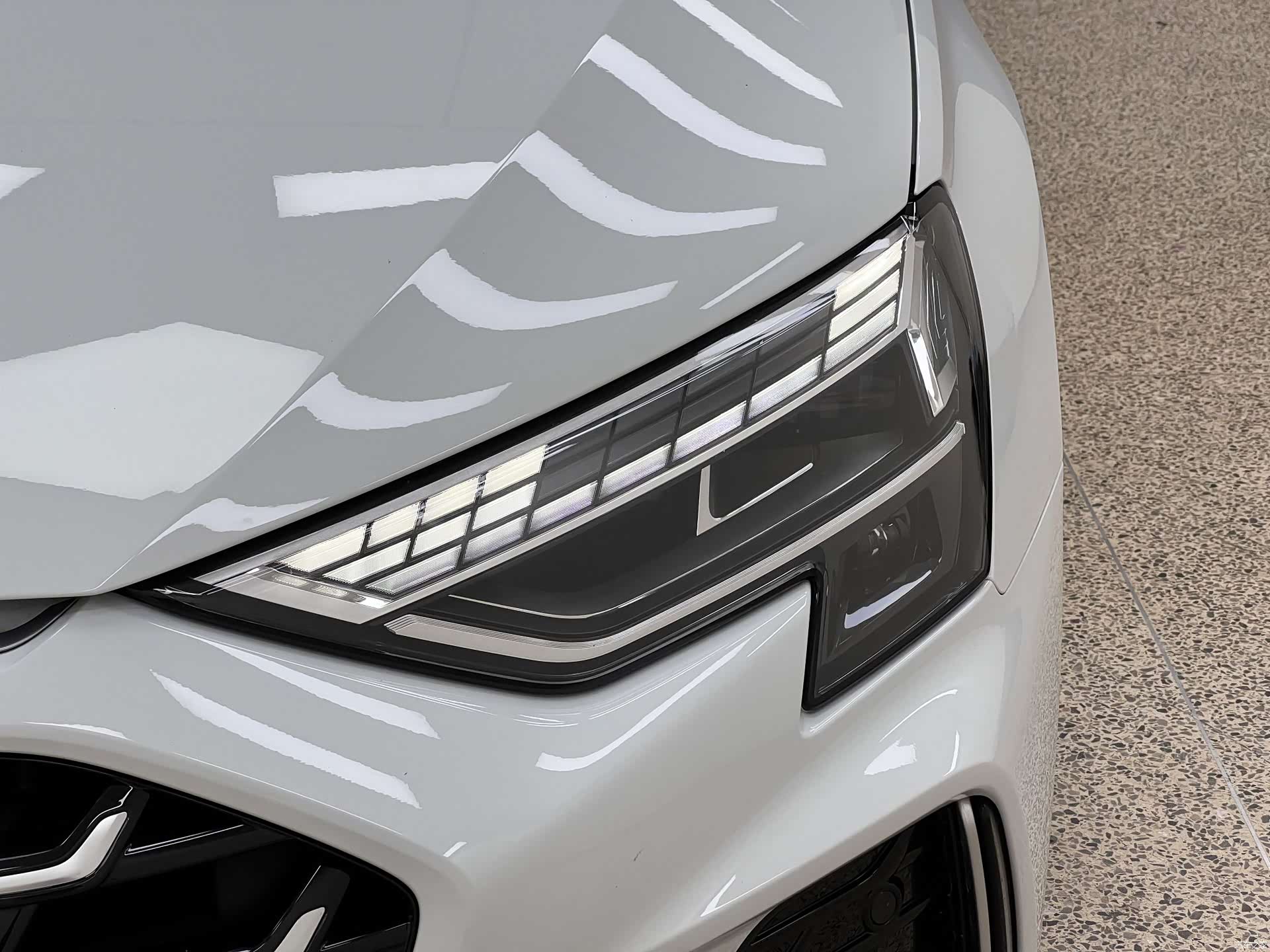 Audi Flying Spur, 2024 8