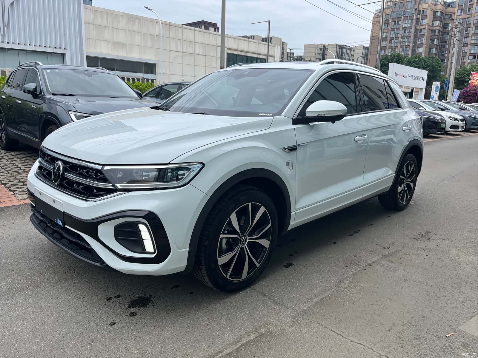 Volkswagen T-ROC, 2024 1