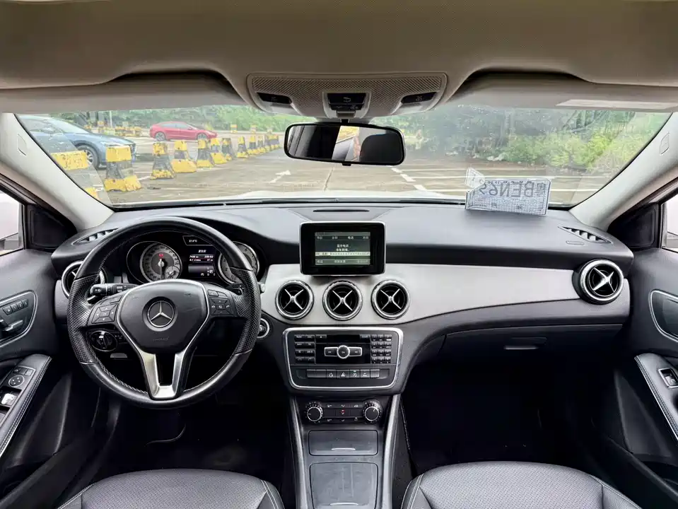 Mercedes-Benz GLA Mercedes-Benz GLA