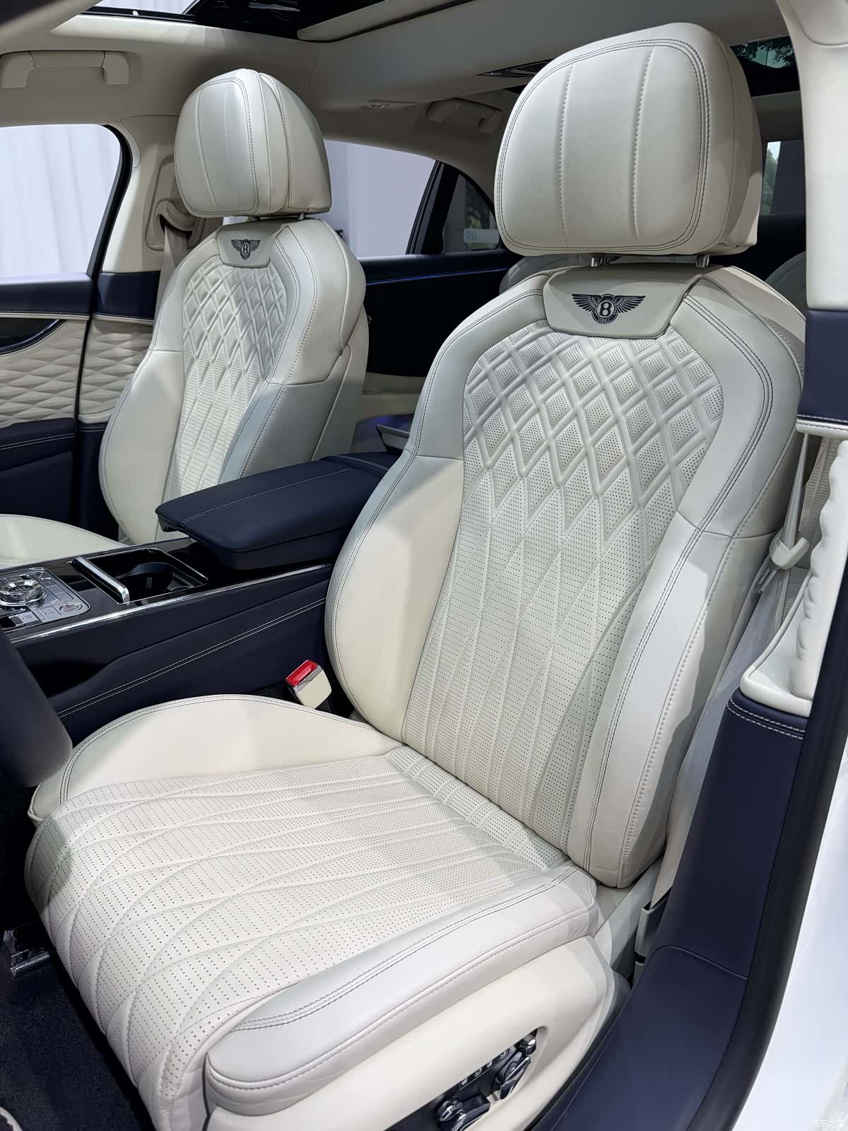 Bentley Flying Spur, 2023 7