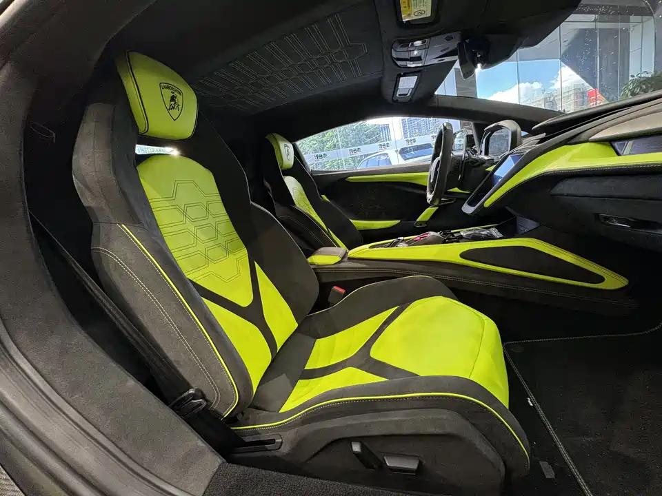 Lamborghini Revuelto