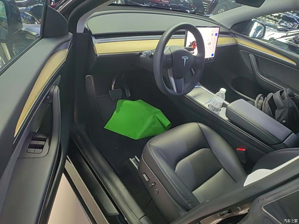 Tesla Model Y, 2023 16