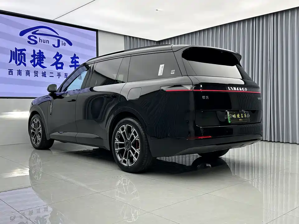 Lynk & Co 900