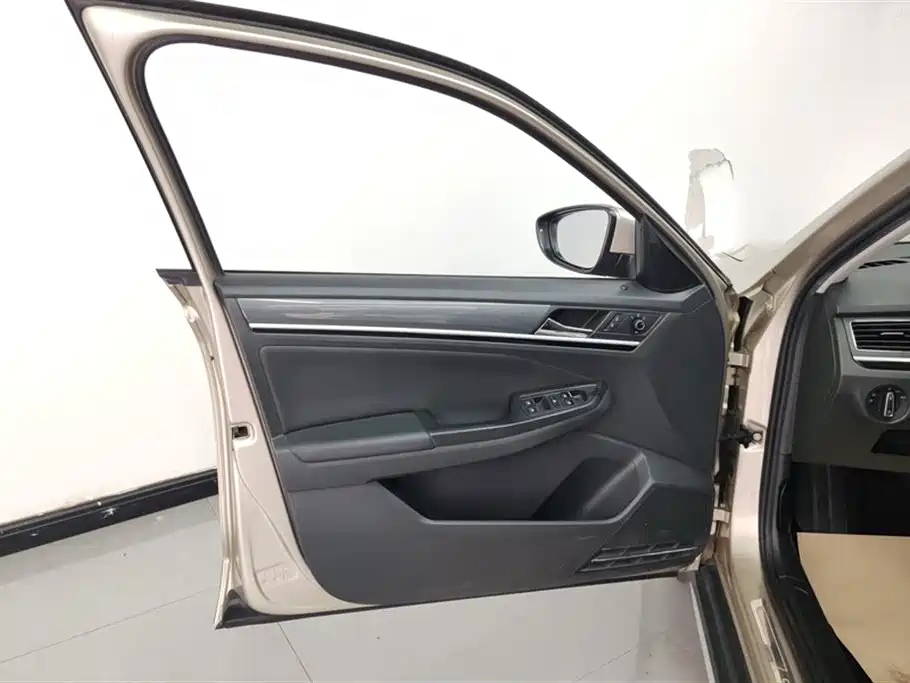 Volkswagen C-TREK Wei Collar