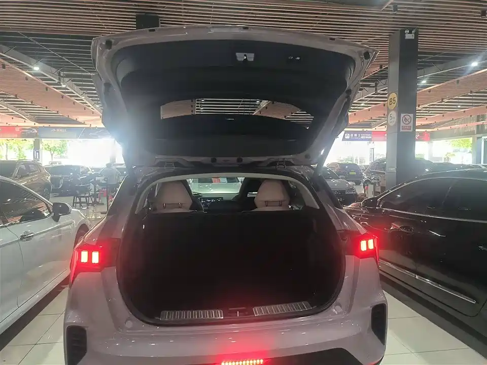 Lynk & Co 06 Lynk & Co 06