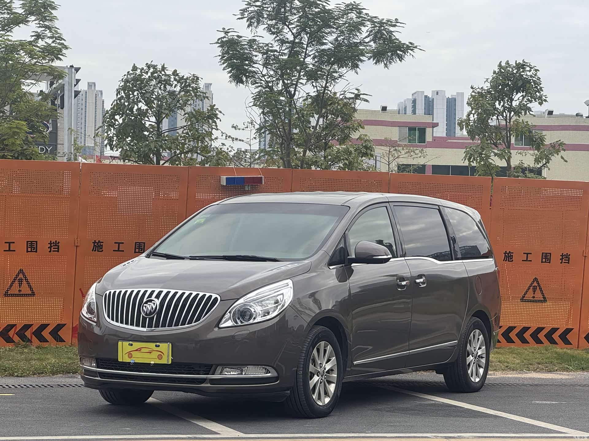 Buick GL8, 2011 1