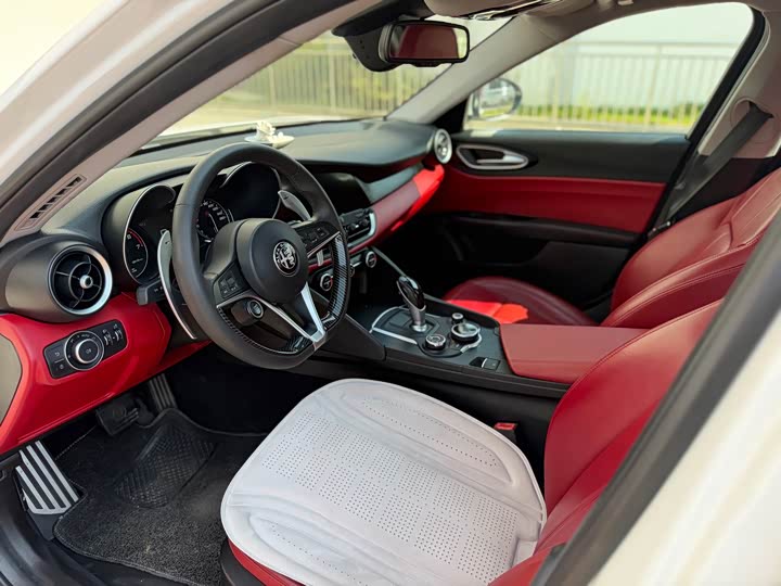 Alfa Romeo Giulia 2017 2.0T 200HP Luxury