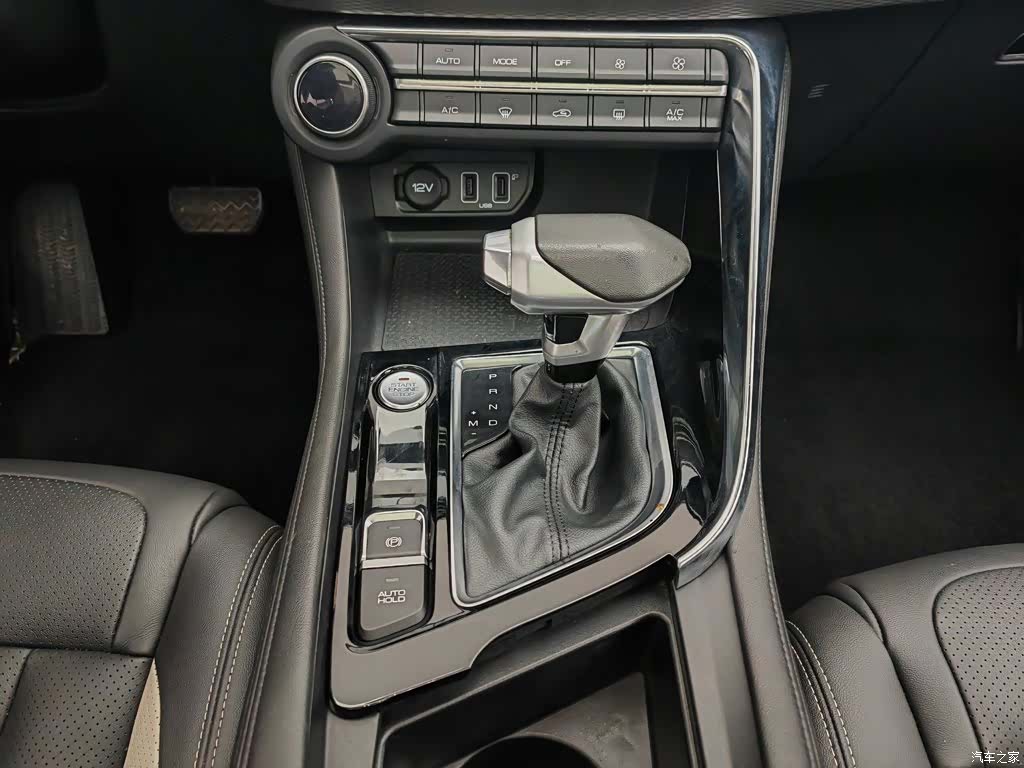 DongFeng AX7, 2019 13