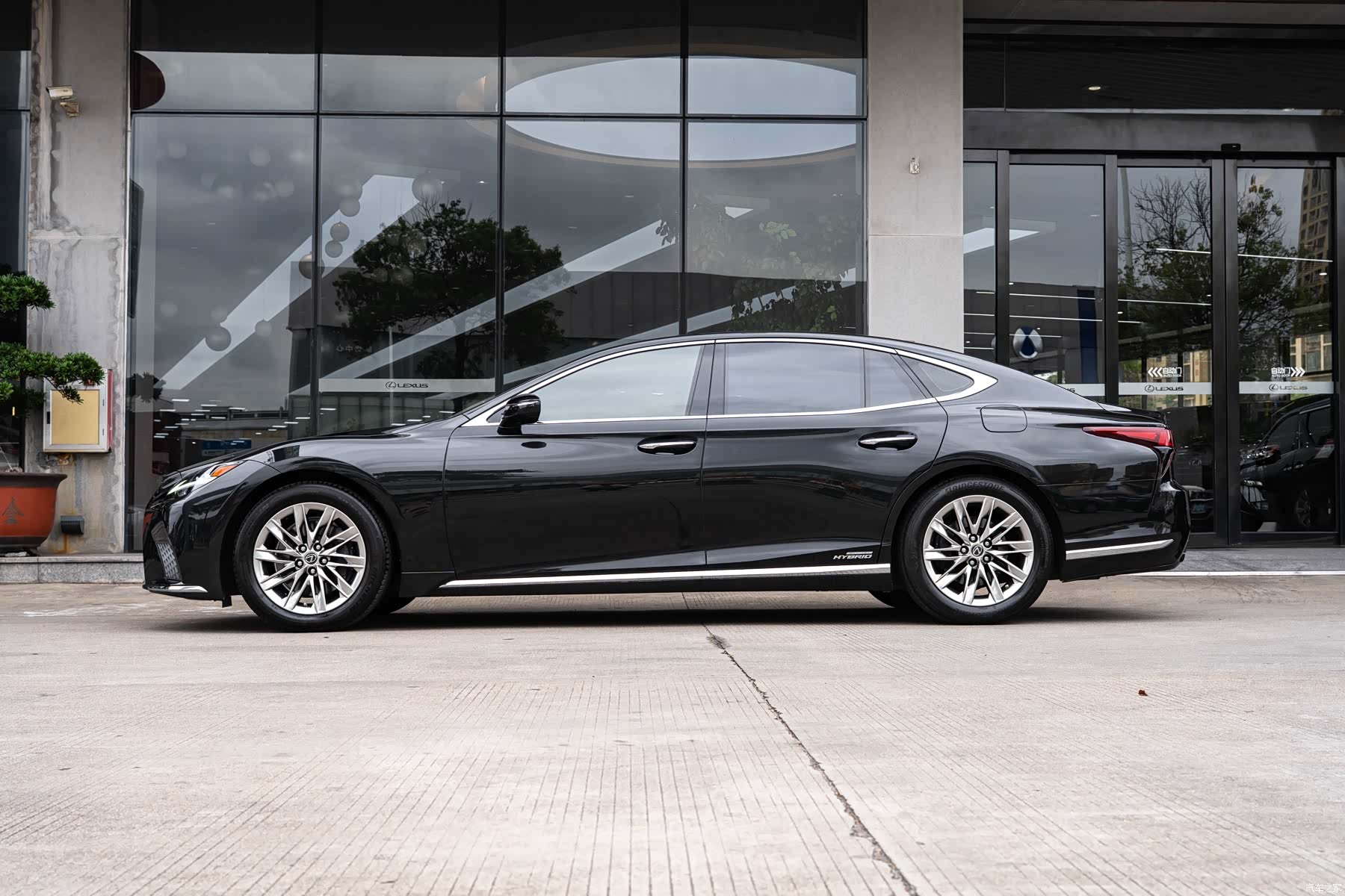 Lexus LS, 2021 4