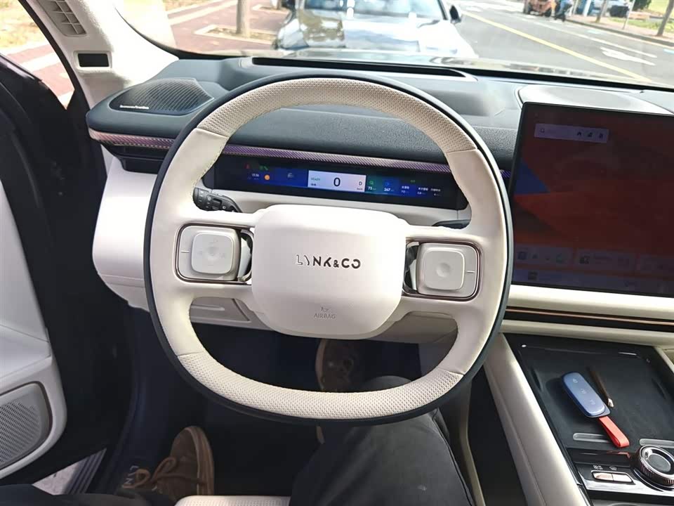 Lynk & Co 900