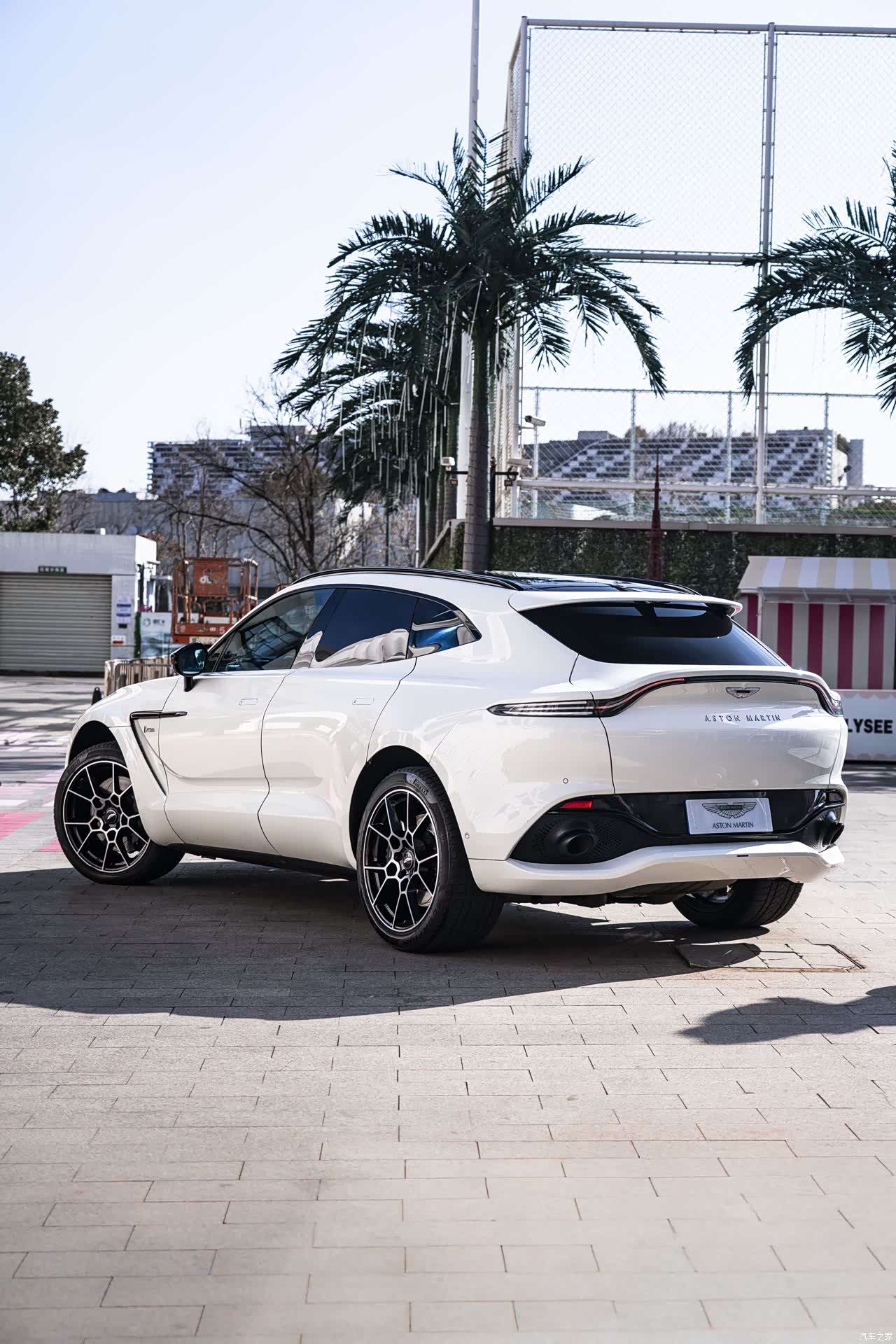 Aston Martin DBX, 2021 18