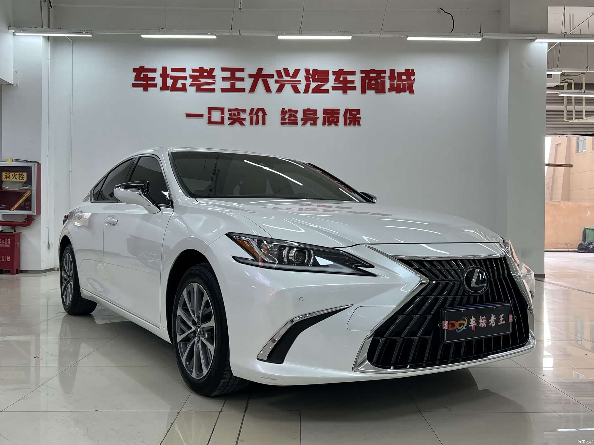 Lexus ES, 2022 3