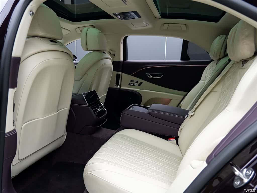 Bentley Flying Spur, 2023 13