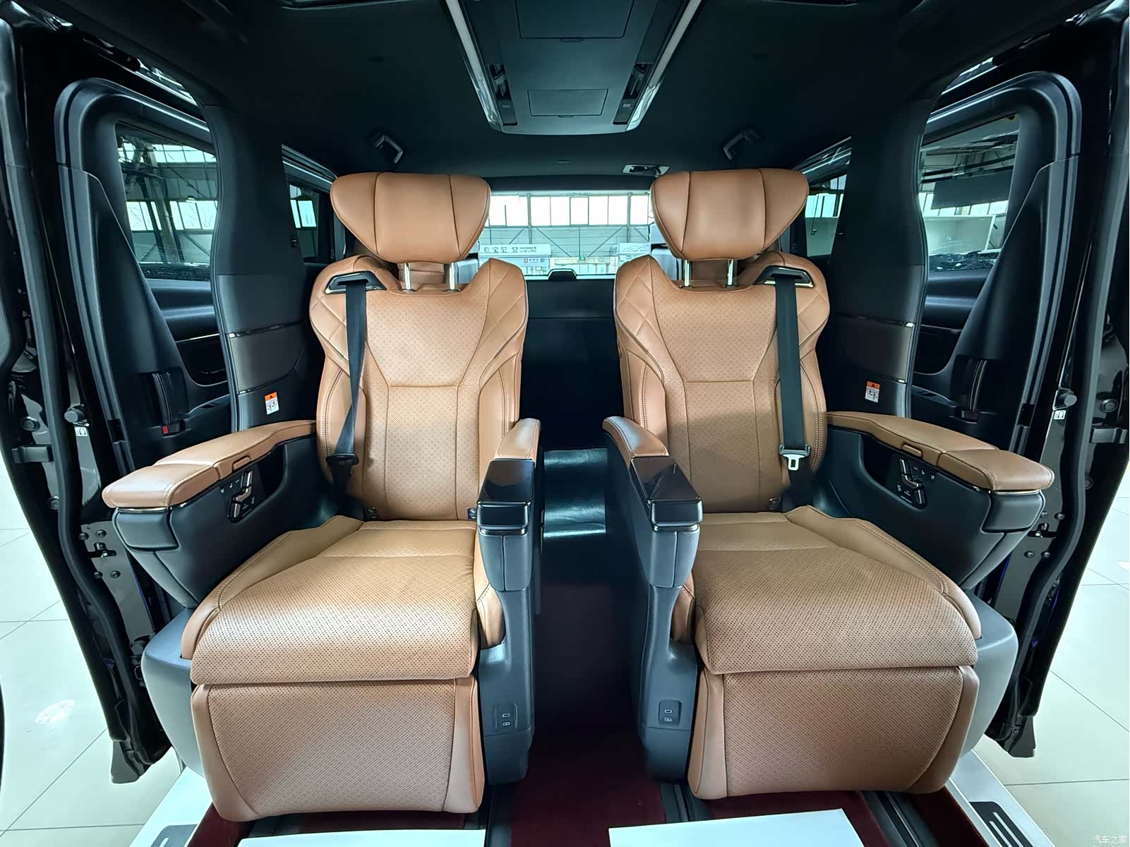 Toyota Alphard, 2023 18