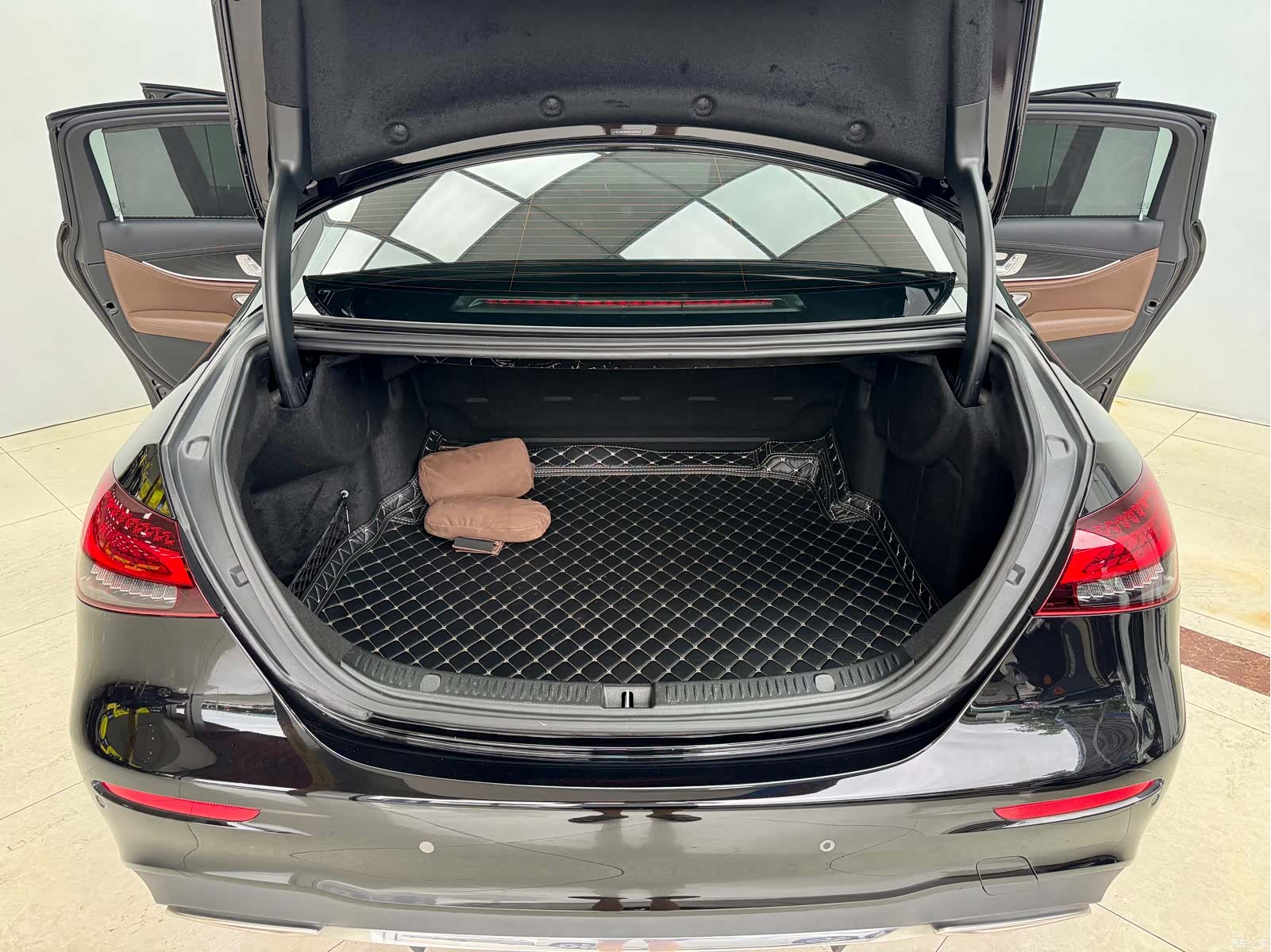 Mercedes-Benz E-Class, 2022 24