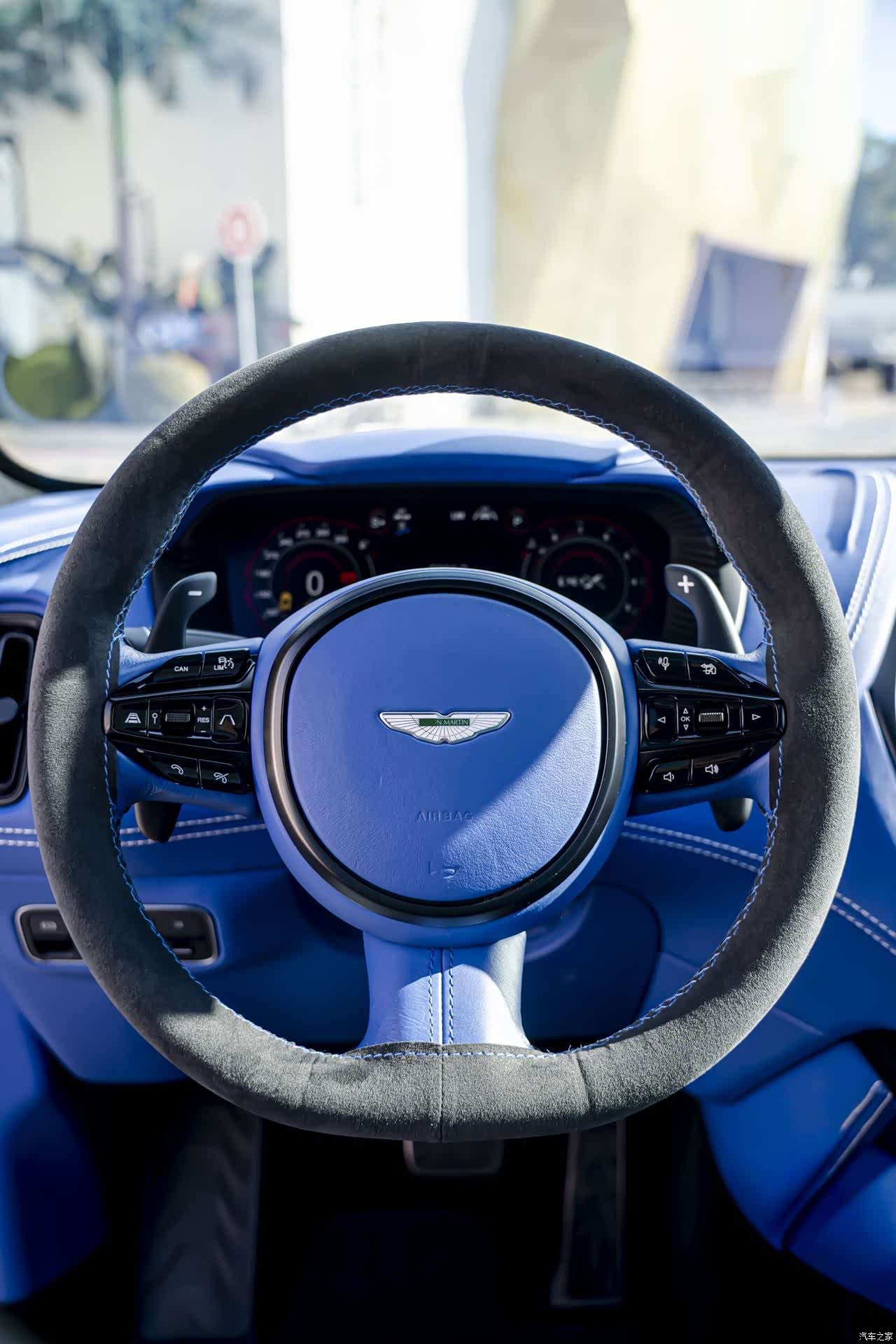 Aston Martin DBX, 2021 13