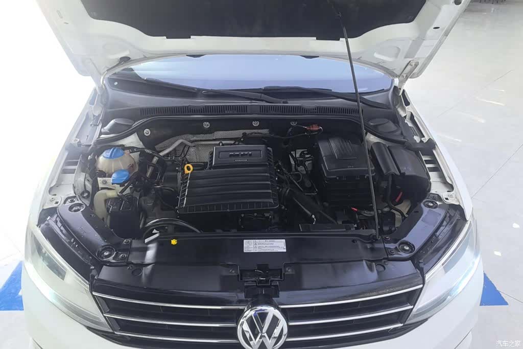 Volkswagen Sagitar, 2015 10