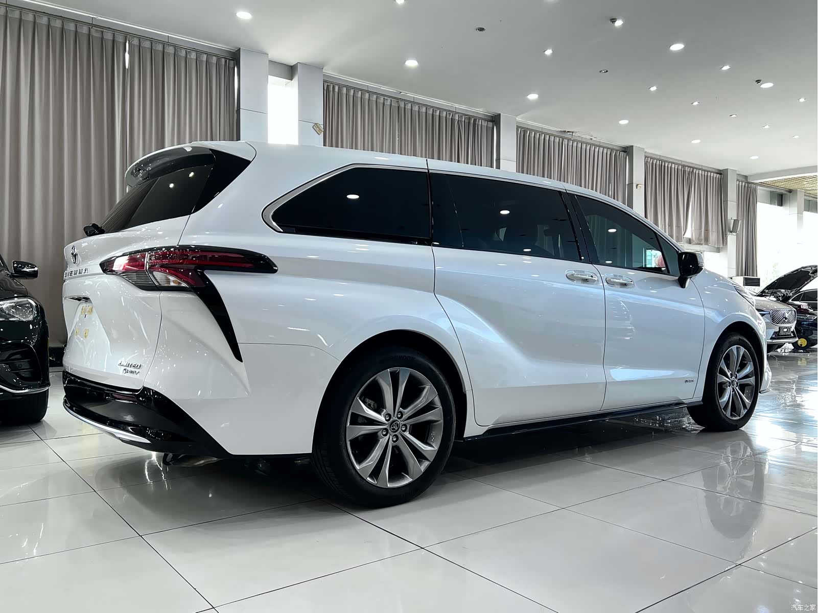 Toyota Sienna, 2025 4