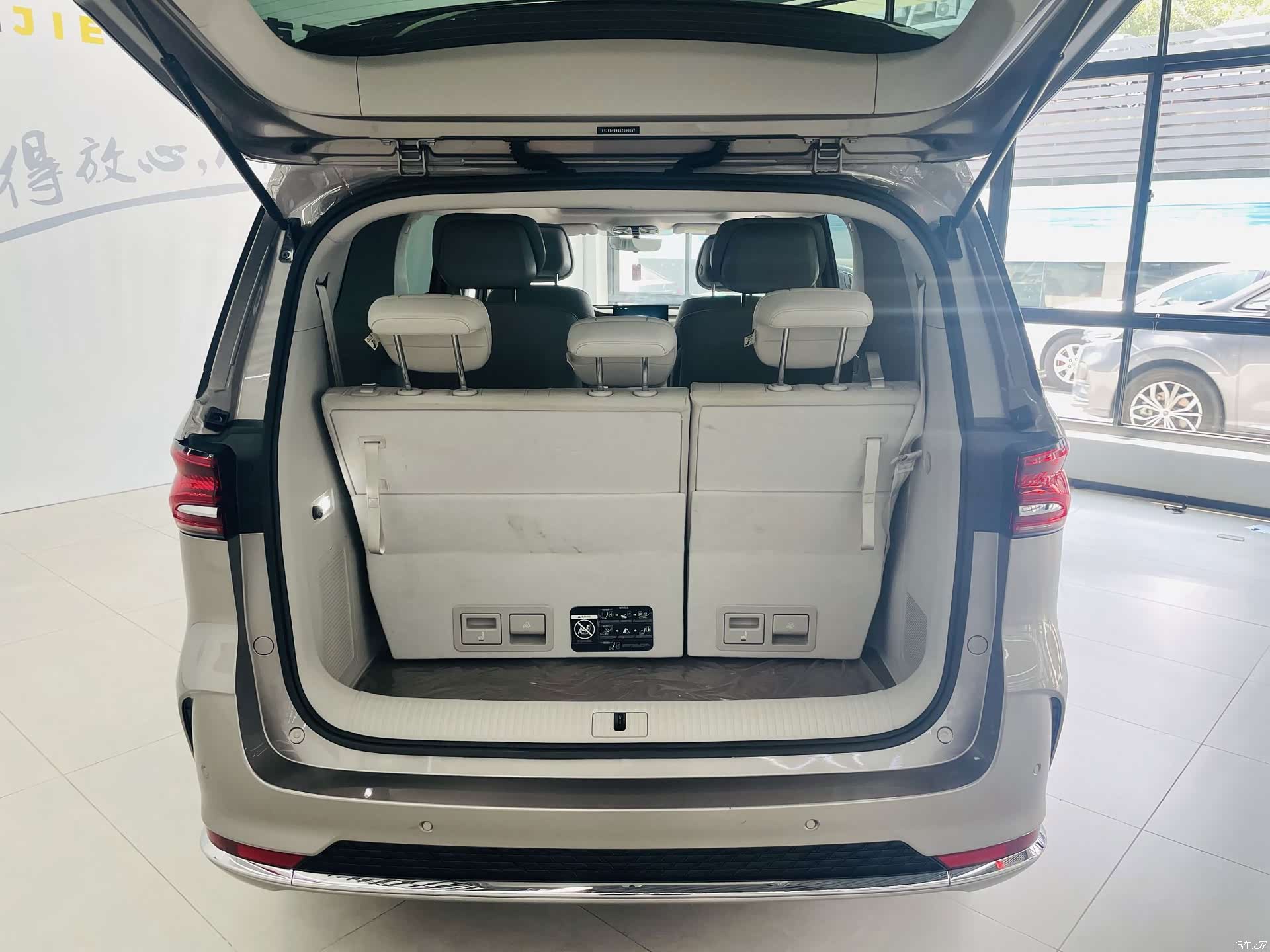Roewe iMAX8, 2025 17