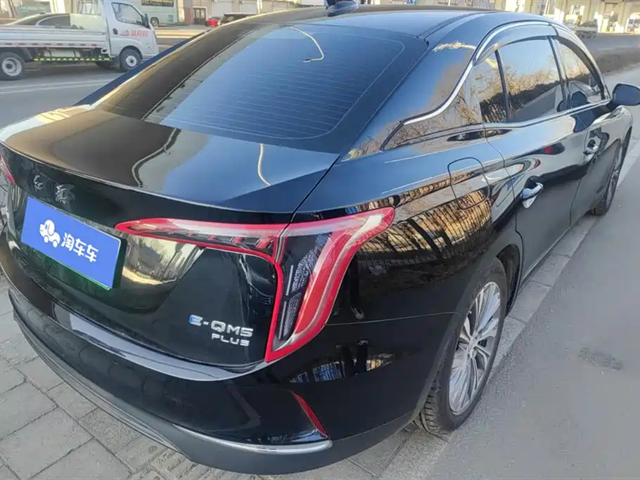 Hongqi E-QM5