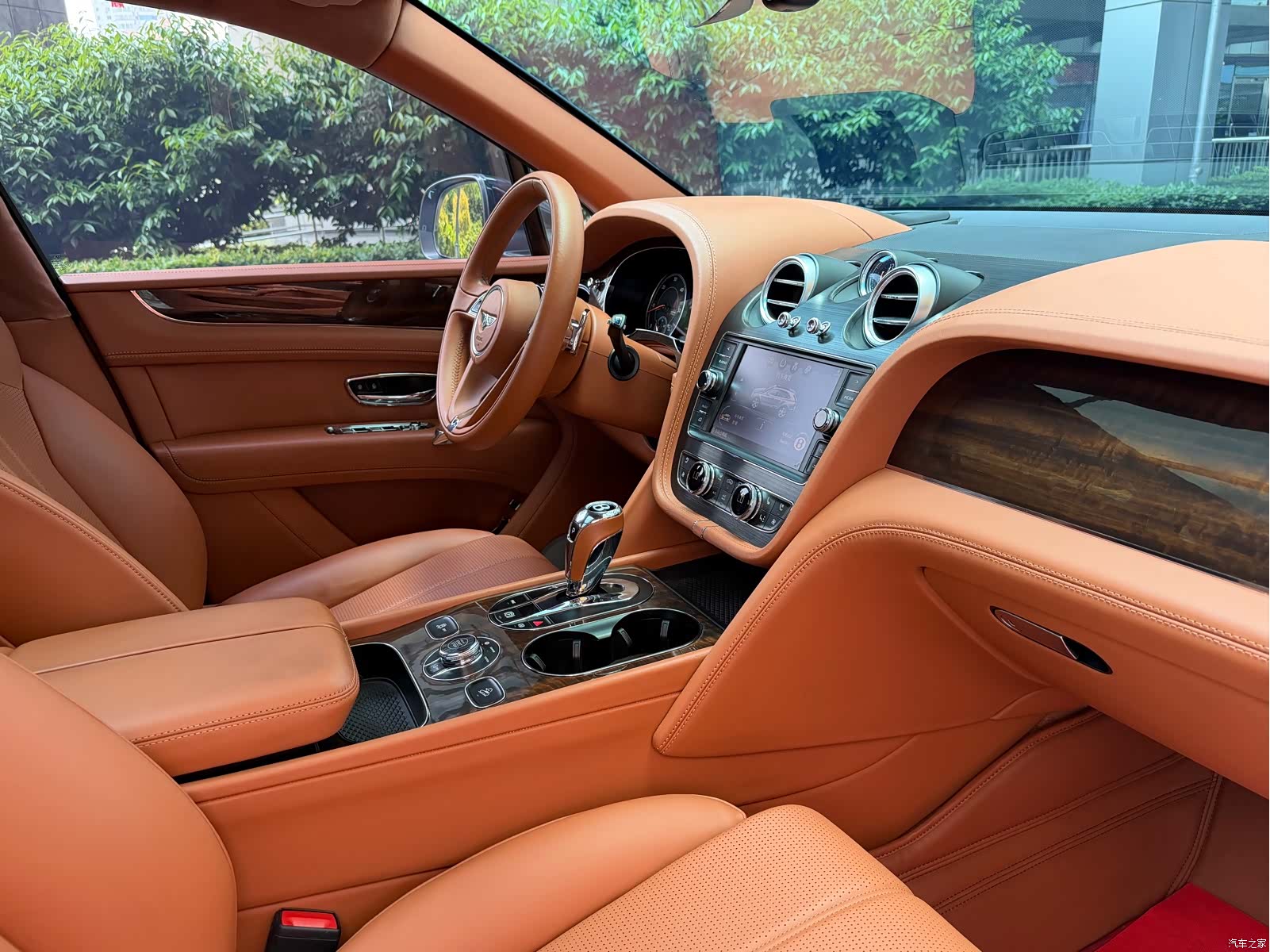 Bentley Bentayga, 2018 10