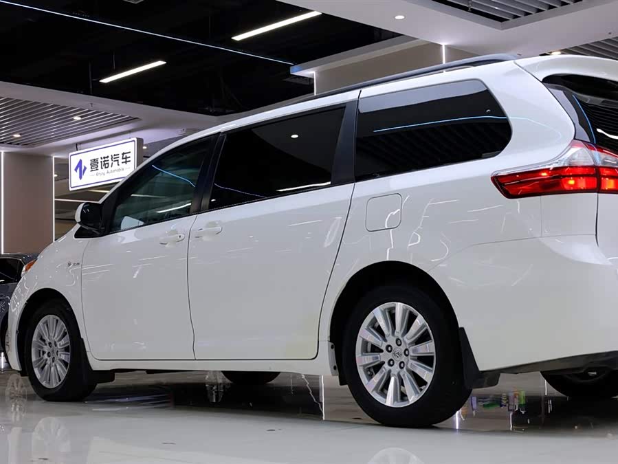 Toyota SIENNA 2017, фото 12
