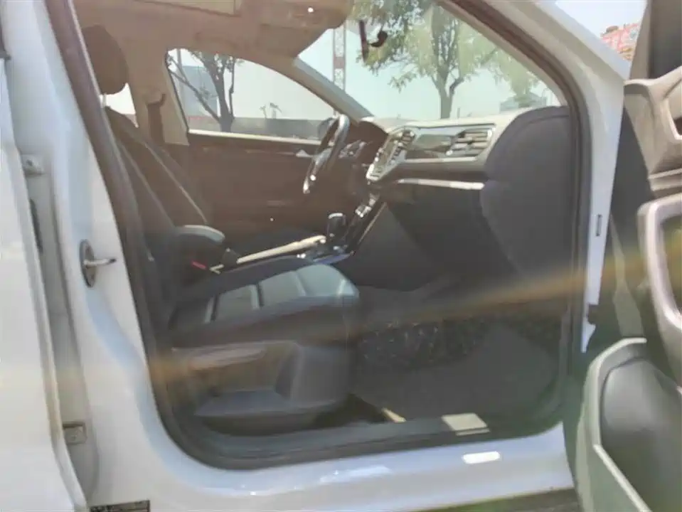 Volkswagen T-ROC exploring Songs