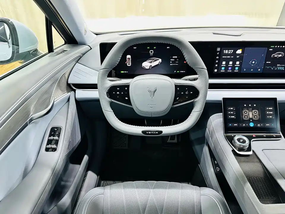 VOYAH Lantu chasing light