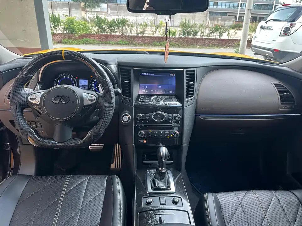 Infiniti QX70
