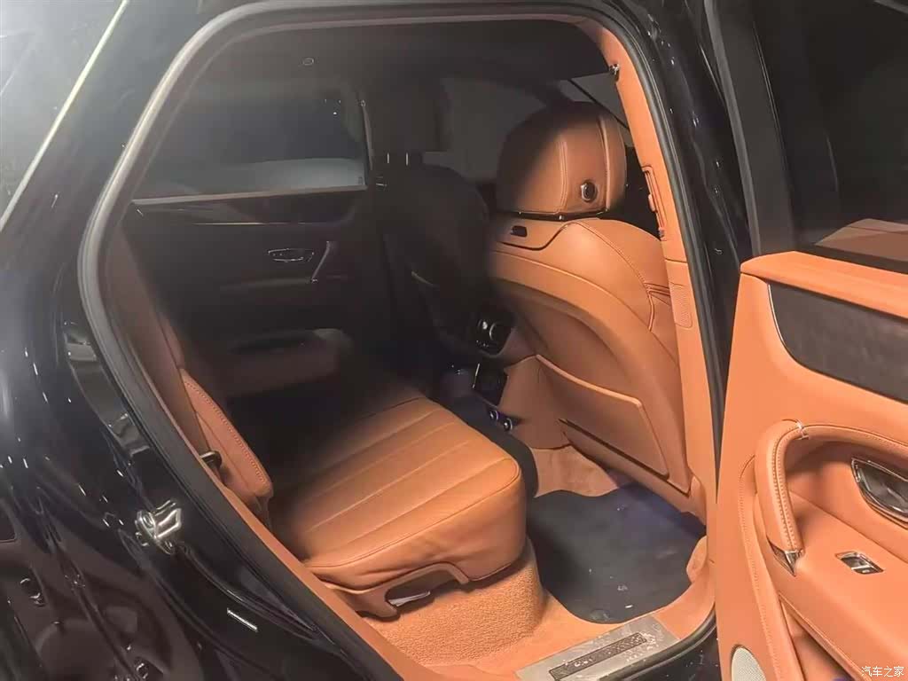 Bentley Bentayga, 2023 все фото