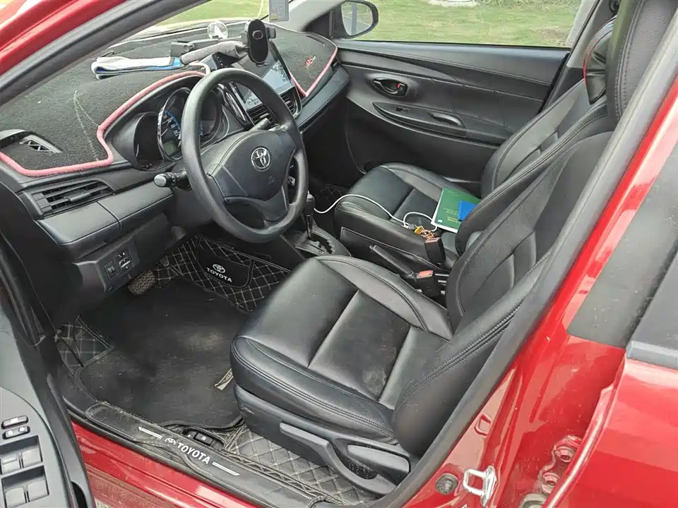 Toyota YARiS L to enjoy