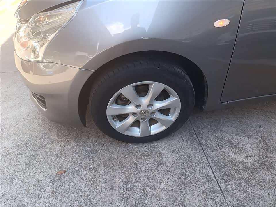 Nissan TIIDA Nissan TIIDA