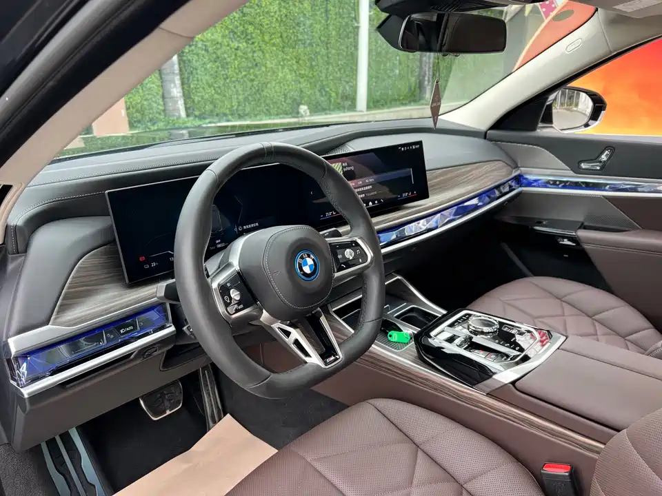 BMW i7