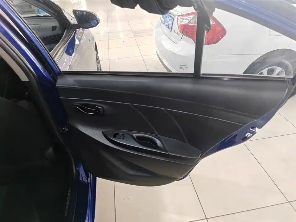 Toyota YARiS L to enjoy