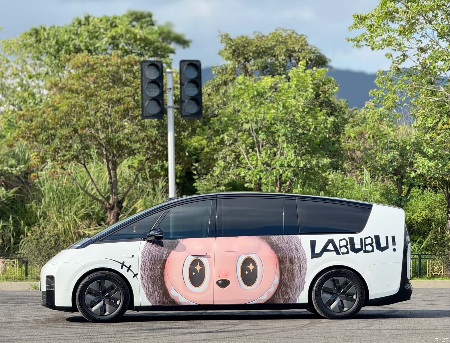 Li Auto MEGA, 2025 24