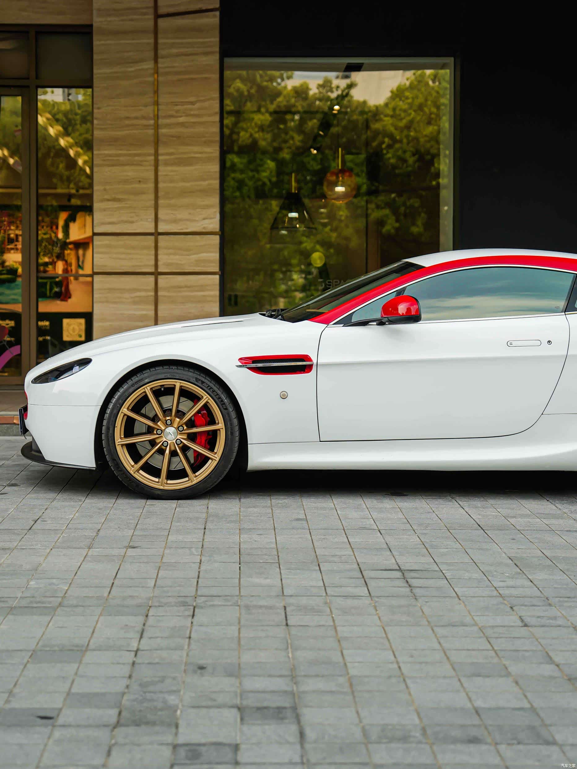 Aston Martin Vantage, 2017 все фото