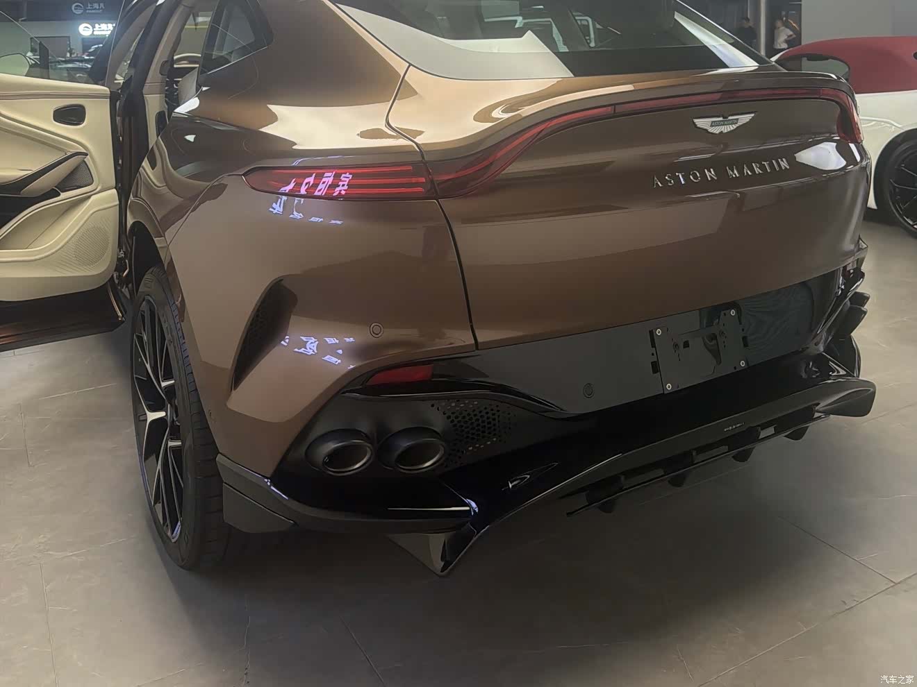 Aston Martin DBX, 2025 13