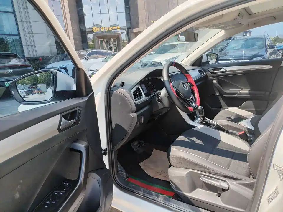 Volkswagen T-ROC exploring Songs