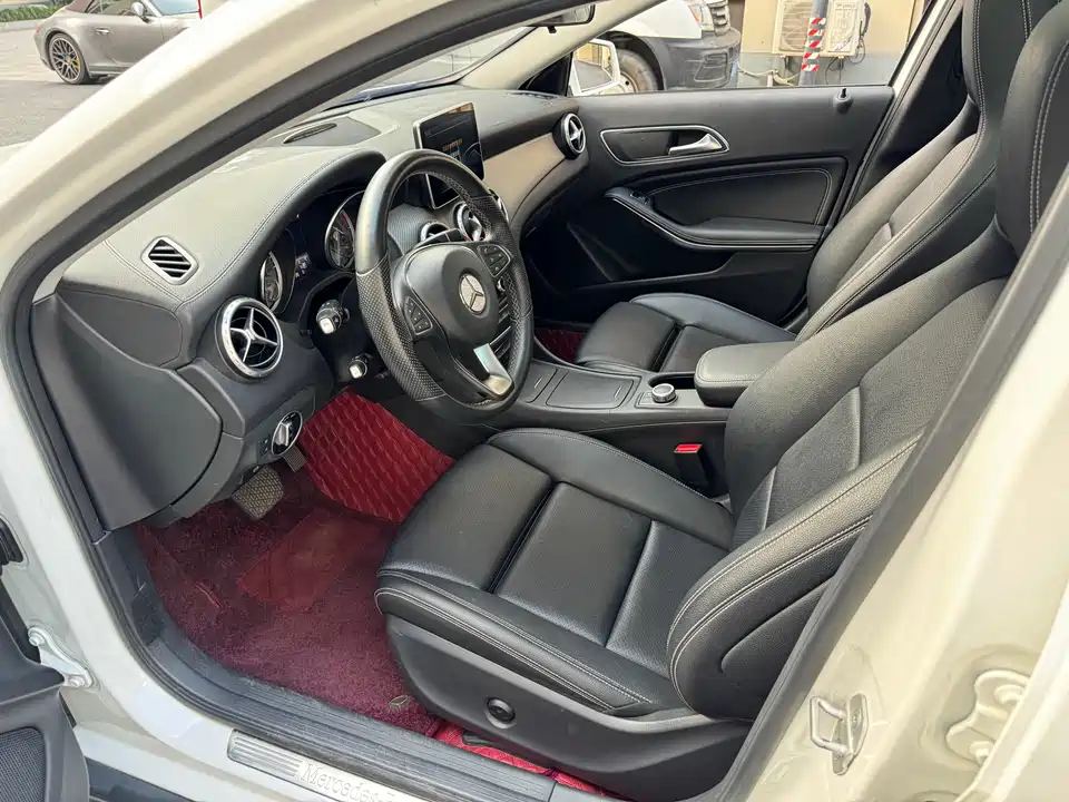 Mercedes-Benz GLA Mercedes-Benz GLA