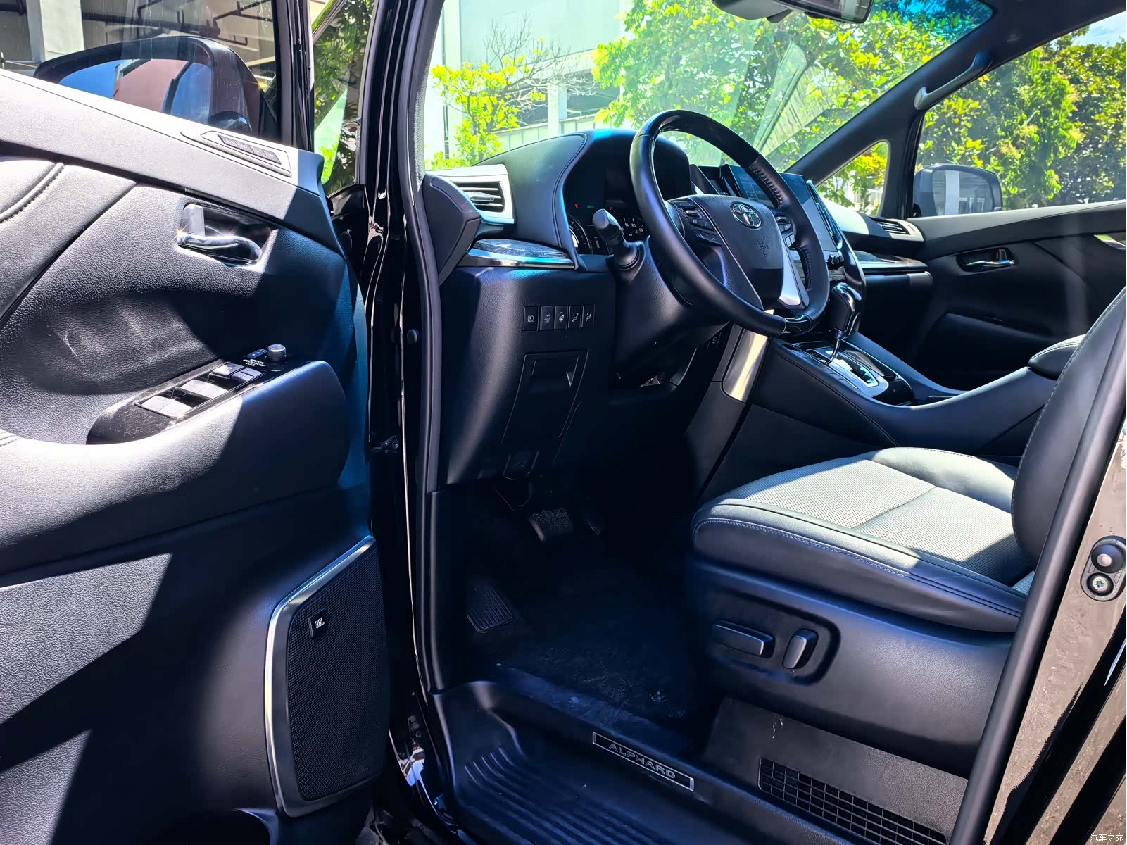 Toyota Alphard, 2021 12